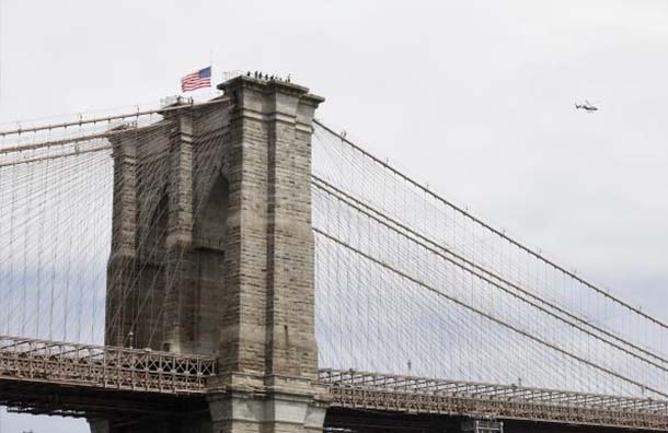 Salvan a un hombre que intentó suicidarse en el puente de Brooklyn